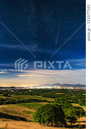 丸加高原展望台から望むペルセウス座流星群と夜空の絶景 丸加高原展望台から望むペルセウス座流星群と夜空の絶景 131077381