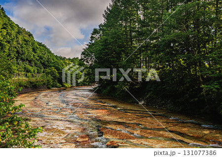 白絹の床を彩る渓流の流れ 131077386