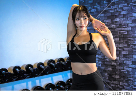 ポージングする鍛えた女性 ジムで運動するかっこいい女性 ストレッチ 筋トレ女子 トリミングアップ ポージングする鍛えた女性 ジムで運動するかっこいい女性 ストレッチ 筋トレ女子 トリミングアップ 131077882
