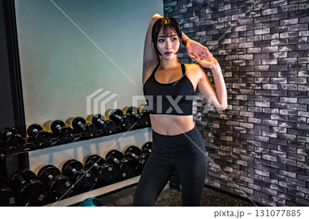 ポージングする鍛えた女性 ジムで運動するかっこいい女性 ストレッチ 筋トレ女子 ポージングする鍛えた女性 ジムで運動するかっこいい女性 ストレッチ 筋トレ女子 131077885