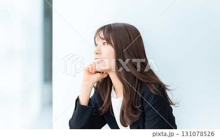 肘をついて微笑む女性・ビジネスウーマン 131078526