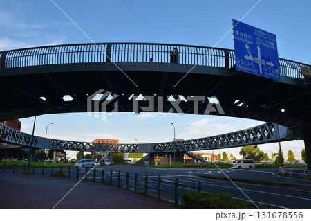 夕暮れの新港サークルウォーク　神奈川 131078556