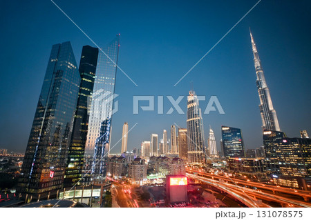 夜のブルジュ・ハリファと超高層ビル群／ドバイ，アラブ首長国連邦（UAE） 131078575