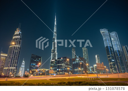 夜のブルジュ・ハリファと超高層ビル群/ドバイ,アラブ首長国連邦(UAE) 夜のブルジュ・ハリファと超高層ビル群/ドバイ,アラブ首長国連邦(UAE) 131078578
