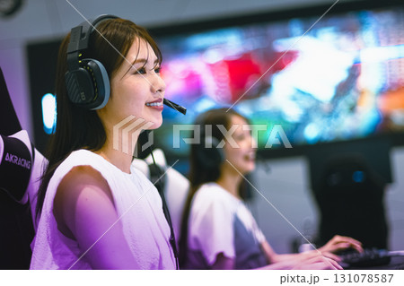 eスポーツイ オンラインゲームをする女性 eスポーツイ オンラインゲームをする女性 131078587