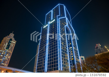 夜の超高層ビル／ドバイ，アラブ首長国連邦（UAE） 131078592