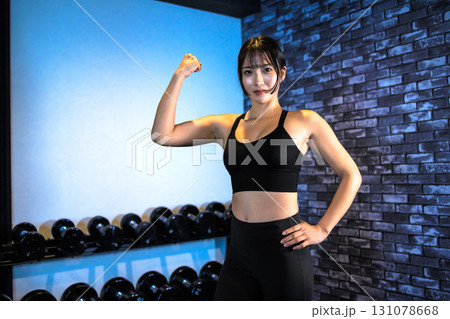 力こぶをつくる女性 ジムで運動するかっこいい女性 上半身 筋トレ女子 力こぶをつくる女性 ジムで運動するかっこいい女性 上半身 筋トレ女子 131078668