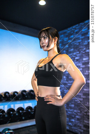 ポージングする鍛えた女性 ジムで運動するかっこいい女性 仁王立ち 筋トレ女子 ポージングする鍛えた女性 ジムで運動するかっこいい女性 仁王立ち 筋トレ女子 131078757