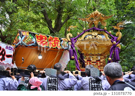 新宿十二社熊野神社例大祭の宮出し　東京 131078770