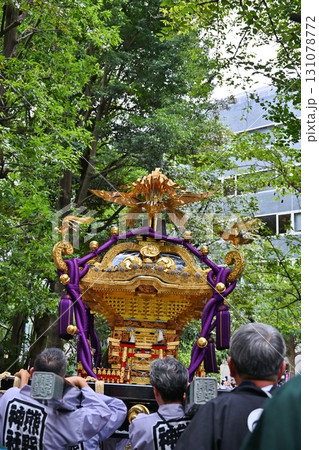 新宿十二社熊野神社例大祭の宮出し　東京 131078772