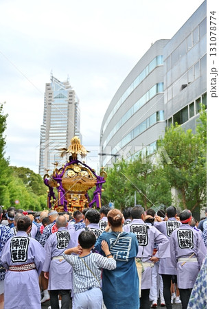 新宿十二社熊野神社例大祭の神輿渡御　東京 131078774
