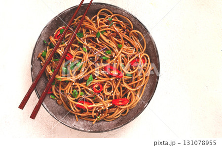 udon noodles, with shimeji mushrooms, vegetables, in sauce, with sesame seeds, green onions, Asian vegetarian food, horizontal, without people, 131078955