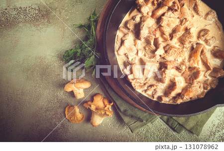 fried chanterelle mushrooms, in cream sauce, in a cast-iron pan, homemade, no people, 131078962