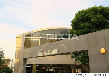 夕暮れの代官山駅　東京 131079011