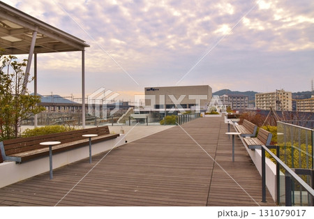 夕暮れの新山口駅デッキ 131079017