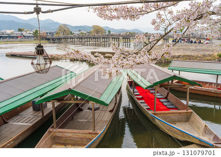 京都・嵐山　桂川の屋形船 131079701