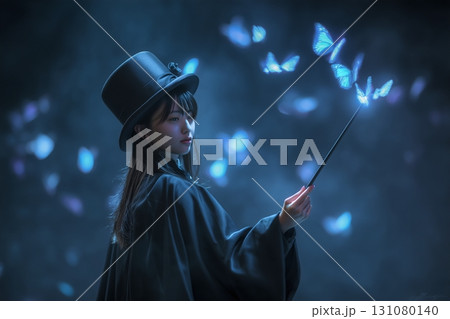 光の蝶を召喚する魔術師の女性 131080140