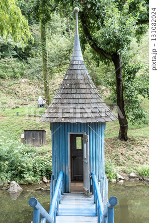 トーべ・ヤンソンあけぼの子どもの森公園の青い建物 131082024