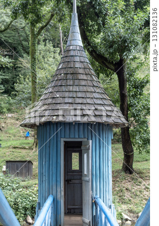 トーべ・ヤンソンあけぼの子どもの森公園の池に立つ青い小屋 131082136