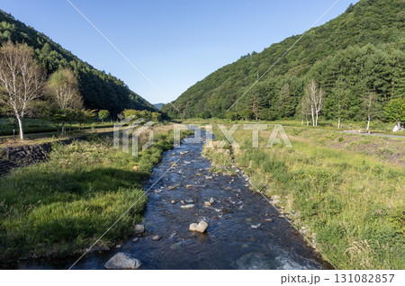 檜枝岐村の山あいを抜ける伊南川の清々しい流れ 131082857