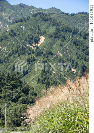 秋の気配の檜枝岐村の国道352号線からの風景 秋の気配の檜枝岐村の国道352号線からの風景 131082913
