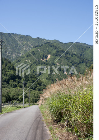 秋の気配の檜枝岐村の国道352号線からの風景 秋の気配の檜枝岐村の国道352号線からの風景 131082915