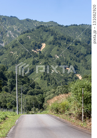 秋の気配の檜枝岐村の国道352号線からの風景 131082920