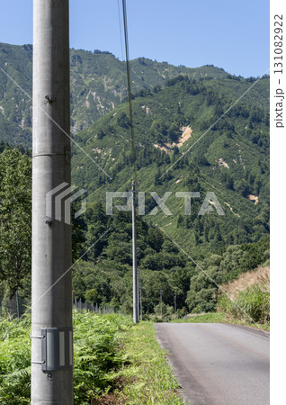 秋の気配の檜枝岐村の国道352号線からの風景 131082922