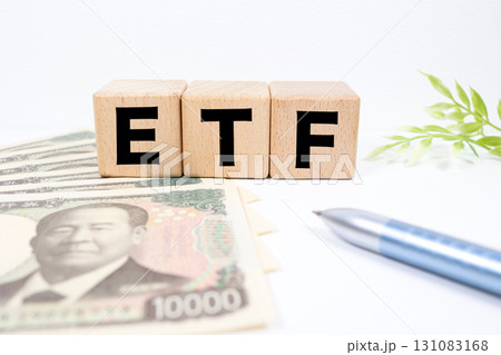 ETFの文字と一万円札、資産運用と投資のイメージ。 131083168