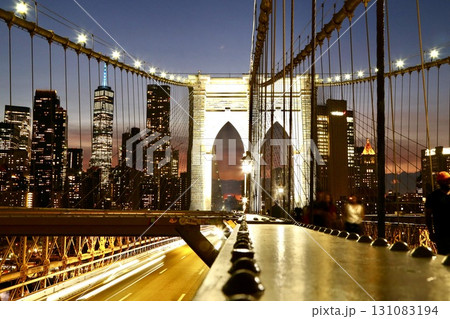夕暮れのニューヨーク　ブルックリンブリッジから見るとビル 131083194