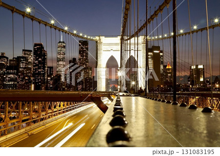 夕暮れのニューヨーク　ブルックリンブリッジから見るとビル 131083195