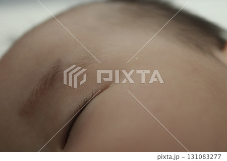 生後6か月の赤ちゃんの顔の目やに。クローズアップ写真。 生後6か月の赤ちゃんの顔の目やに。クローズアップ写真。 131083277