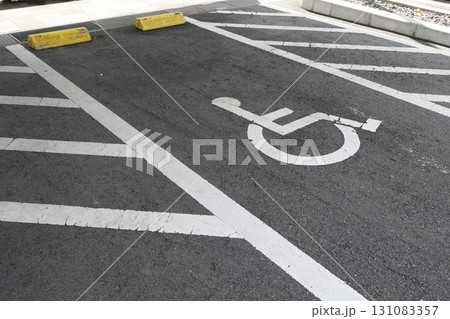 身体障害者用駐車スペースの路面マーク表示 131083357