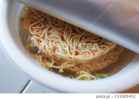 カップラーメンの麺 131083452
