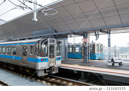 【松山駅】高架化した駅に停車する普通列車 131083535