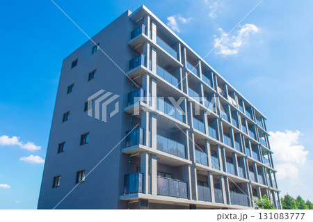 高層マンションとさわさかな青空 高層マンションとさわさかな青空 131083777