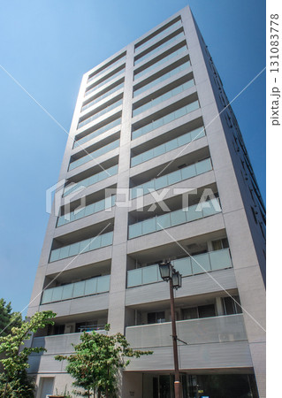 高層マンションとさわさかな青空 131083778