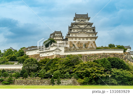 青空と姫路城 131083929