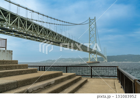 舞子公園から見上げる明石海峡大橋と淡路島 131083952