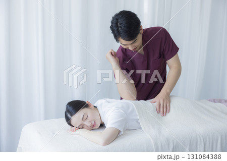 整体を受ける女性 131084388