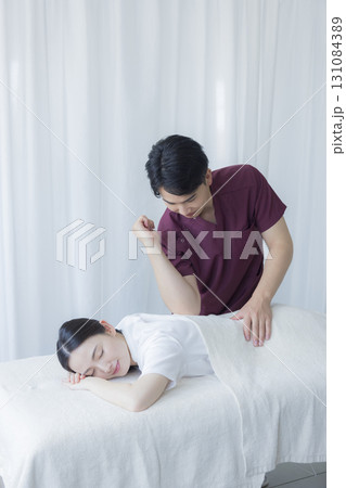 整体を受ける女性 整体を受ける女性 131084389