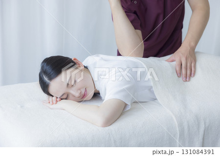 整体を受ける女性 整体を受ける女性 131084391