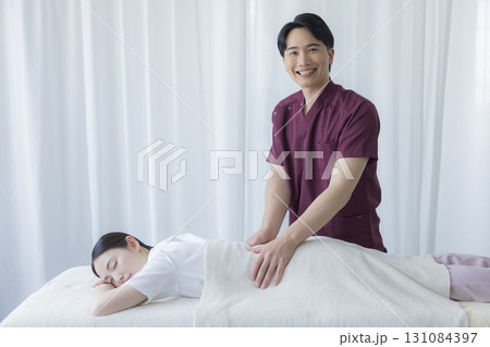 整体を受ける女性 131084397