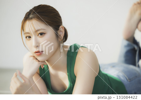 床に寝転ぶ女性 131084422