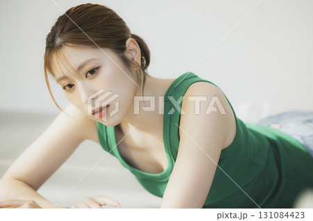 床に寝転ぶ女性 131084423