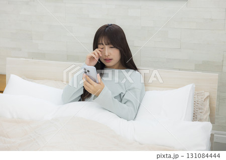 ベッドで疲れた表情の女性 ベッドで疲れた表情の女性 131084444