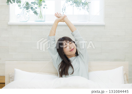 ベッドで疲れた表情の女性　 131084445