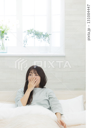 ベッドで疲れた表情の女性 ベッドで疲れた表情の女性 131084447