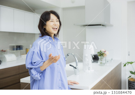 キッチンで花瓶を持つ女性 キッチンで花瓶を持つ女性 131084470