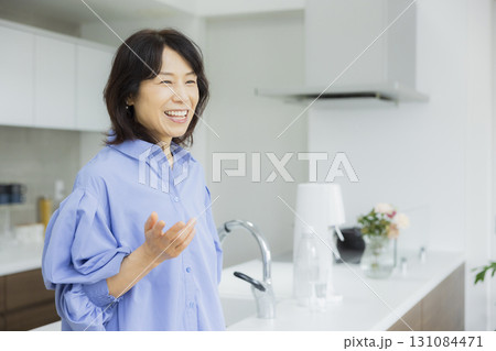 キッチンで花瓶を持つ女性 キッチンで花瓶を持つ女性 131084471